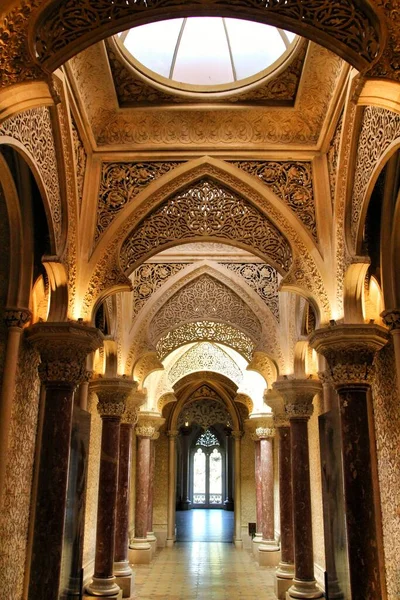 辛特拉皇家宫殿的拱门和柱子组成的漂亮走廊 — 图库照片
