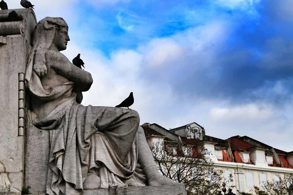 Pombos Empoleirados Estátua Granito Lisboa — Fotografia de Stock