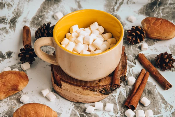 Bir Fincan Yeni Yıl Lezzetli Sıcak Çikolata Üzerine Kakao Tozu — Stok fotoğraf