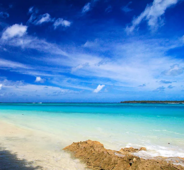 Vacker Tropisk Strand Med Vit Sand Och Blå Himmel — Stockfoto