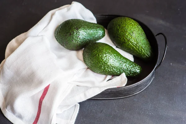 Avokado Meyveleri Koyu Masada Yakın Çekim Manzaralı — Stok fotoğraf