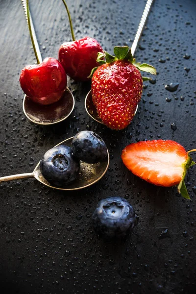 健康的な朝食のコンセプト 灰色の背景の新鮮な果実 — ストック写真
