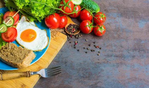 Πρωινό Τηγανητό Αυγό Και Λαχανικά — Φωτογραφία Αρχείου