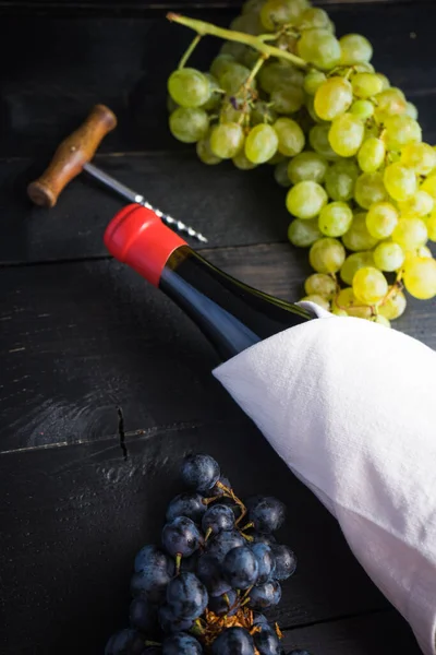 近景拍摄的新鲜有机葡萄酒放在桌面上作为背景 — 图库照片