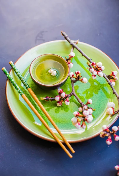 Grüner Tee Und Pfirsichblüte Als Frühlingskonzept — Stockfoto