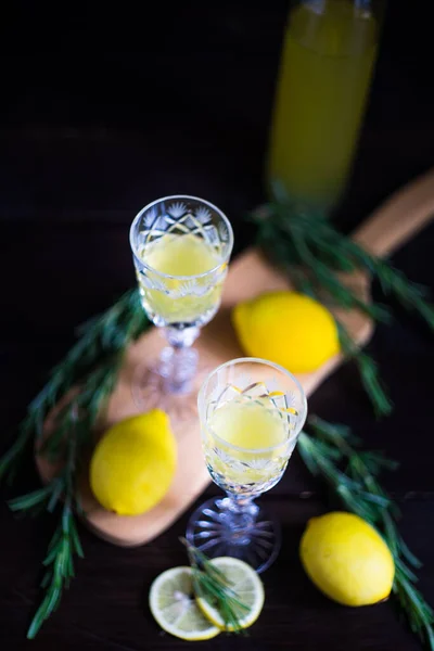 伝統的なイタリアの Alcoho 酒リモンチェッロ — ストック写真