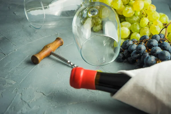 近景拍摄的新鲜有机葡萄酒放在桌面上作为背景 — 图库照片
