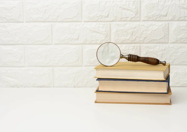 Wooden Magnifying Glass Lies Stack Books New Knowledge Discoveries Reading — Stock Photo, Image