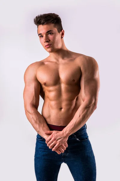 Junger Muskelmann Ohne Hemd Auf Schwarzem Hintergrund — Stockfoto