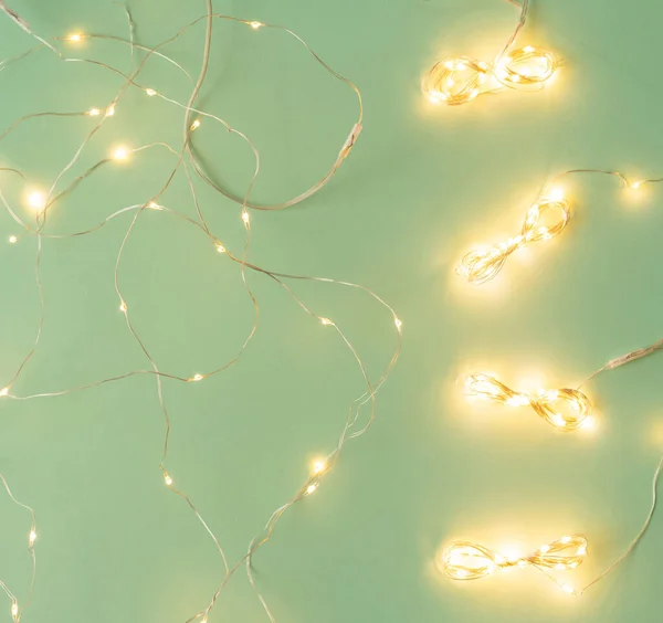 Різдвяні Вогні Світло Зеленому Тлі Квартира Лежить Святковою Гірляндою — стокове фото