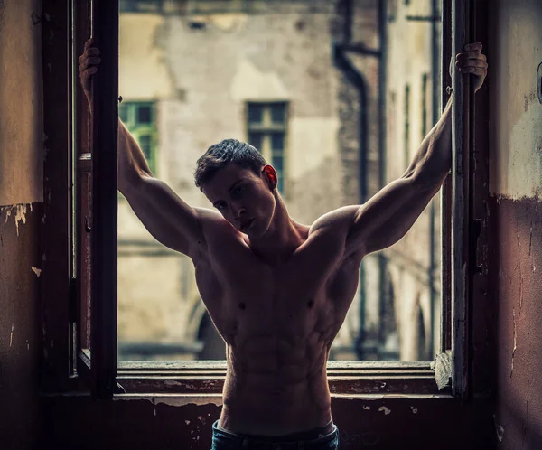 Sexy Koszule Muskularny Młody Mężczyzna Obok Okna Noszenie Tylko Dżinsy — Zdjęcie stockowe