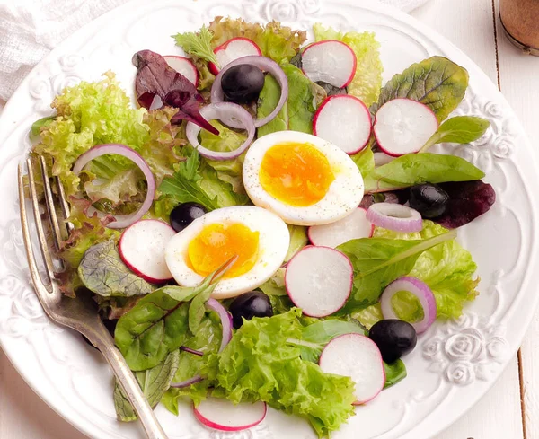 Close Deliciosa Salada Com Ovos Para Fundo — Fotografia de Stock