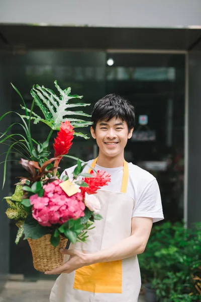 Kwiaciarnia Mężczyzna Trzyma Bukiet Kwiatów Miejscu Pracy — Zdjęcie stockowe