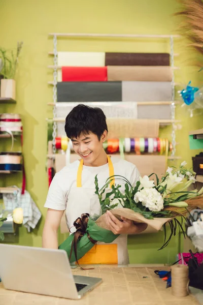 Male Florist Flower Shop Man Apron Cutting Stems Preparing Roses — Stock Photo, Image