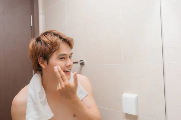 Bonito Homem Lavar Rosto Banheiro — Fotografia de Stock