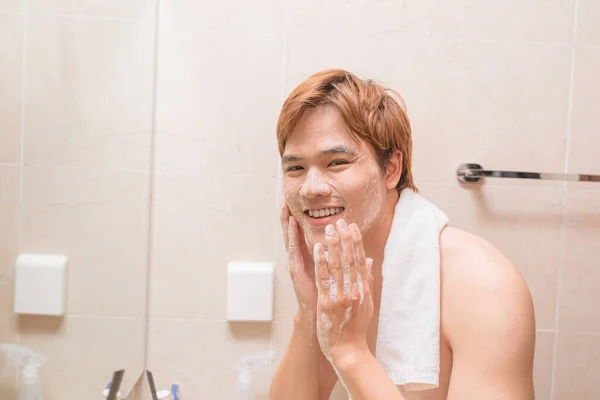 Portret Van Aantrekkelijke Jonge Aziatische Man Wassen Zijn Gezicht Badkamer — Stockfoto