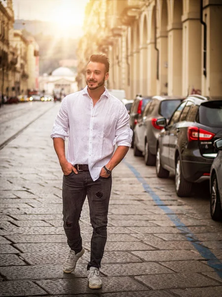 Jonge Man Een Europese Stad Straat Wandelen — Stockfoto