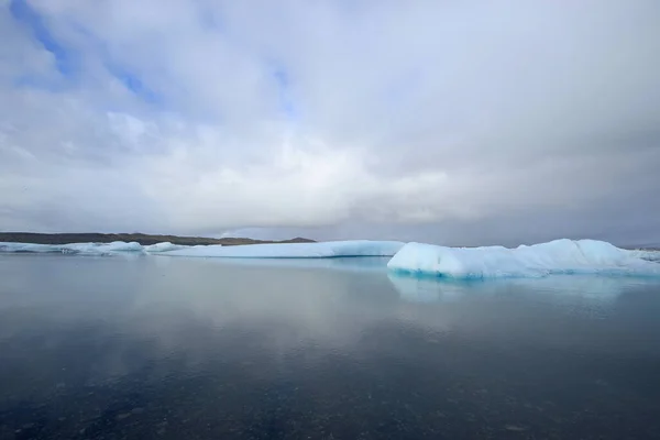 Παγόβουνο Επιπλέει Λίμνη — Φωτογραφία Αρχείου