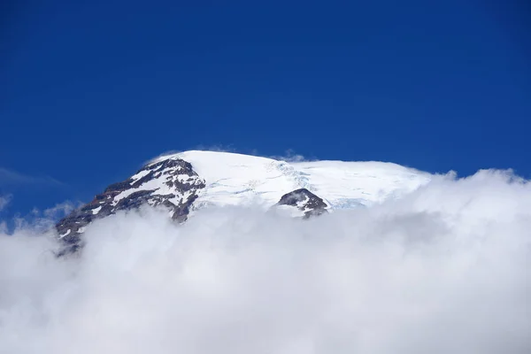 Βουνό Στα Σύννεφα Πάνω Από Τον Γαλάζιο Ουρανό — Φωτογραφία Αρχείου