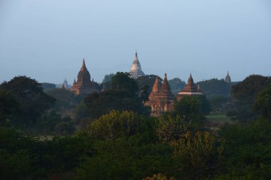 Sabahın erken saatlerinde Bagan manzarası