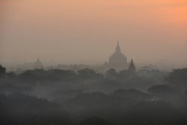 Sabahın erken saatlerinde Bagan manzarası
