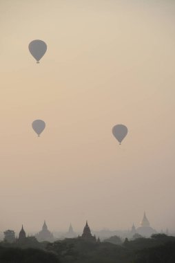 Sabahın erken saatlerinde Bagan manzarası