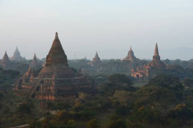 Sabahın erken saatlerinde Bagan manzarası