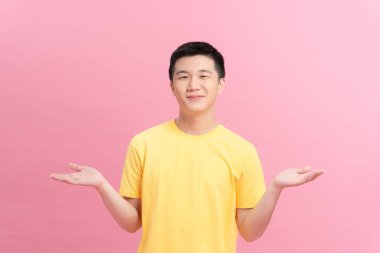 Yakışıklı adam iki seçenekleri arasında seçim