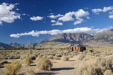 Sierra arkaplan görünümünde terk edilmiş ev