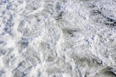 Gündüz dalgalar kumsalda 