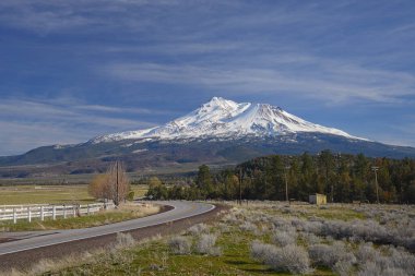 Shasta Dağı, gündüz görünümü 