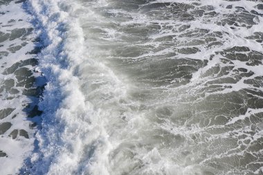 Gündüz dalgalar kumsalda 