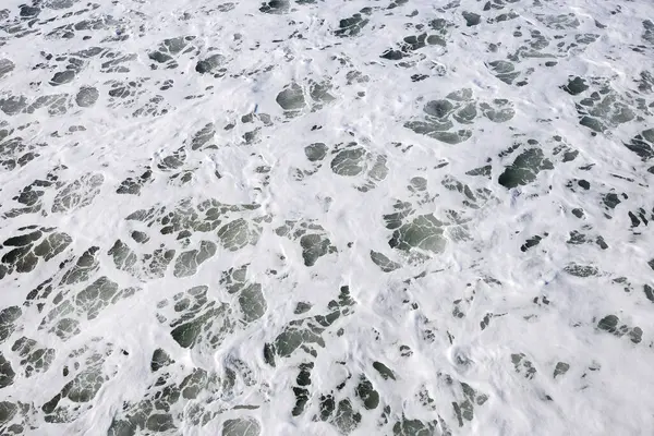 昼間のビーチでの波 — ストック写真