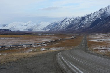 Dalton karayolu manzarası, karlı dağlar ve mavi gökyüzü