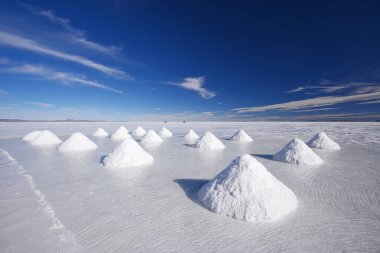 Tuz çiftliği ve gökyüzü doğa arka planı