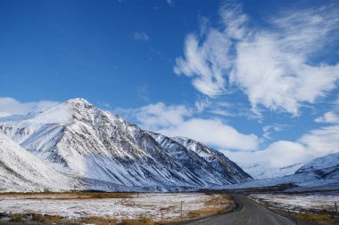 Dalton karayolu manzarası, karlı dağlar ve mavi gökyüzü