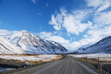 Dalton karayolu manzarası, karlı dağlar ve mavi gökyüzü