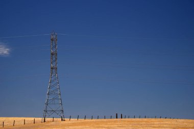 Elektrik hatları ve pilonlar 