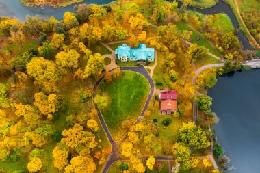 Minsk 'teki Sonbahar loshitsky Parkı' nın yüksekliğinden ve Loshitsky Parkı 'ndaki malikane müzesinden görüntüyü al. Beyaz Rusya. Sonbahar