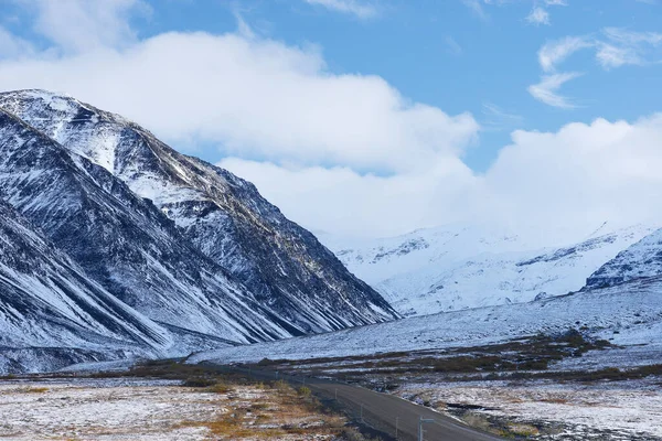 Blick Auf Den Dalton Highway Verschneite Berge Und Blauen Himmel — Stockfoto
