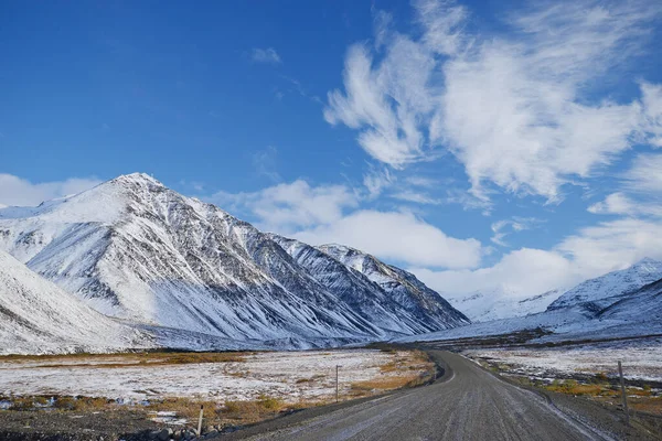 Blick Auf Den Dalton Highway Verschneite Berge Und Blauen Himmel — Stockfoto