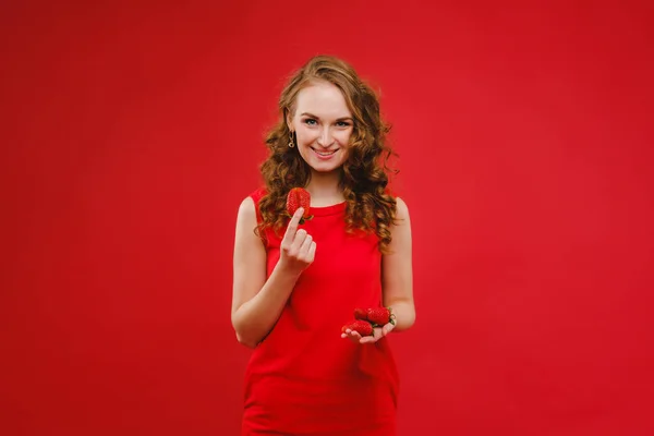 Menina Bonita Vestido Vermelho Fundo Vermelho Segura Morango Suas Mãos — Fotografia de Stock