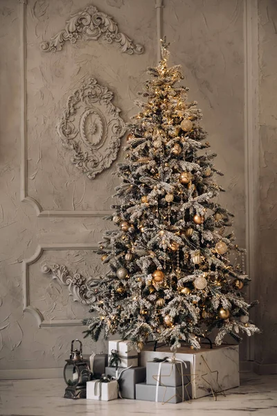 Ganzer Weihnachtsbaum Silvester Steht Ein Schneebedeckter Weihnachtsbaum Hause — Stockfoto