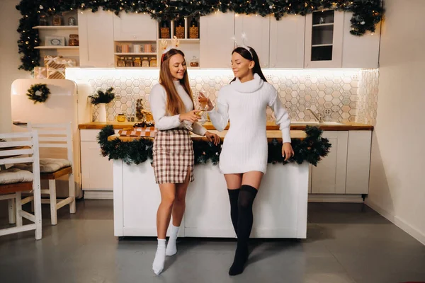 Zwei Mädchen Einem Gemütlichen Häuslichen Umfeld Mit Champagner Der Hand — Stockfoto