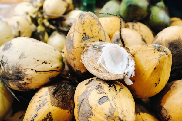 Žluté Kokosové Ořechy Prodávají Trhu Ostrova Mauricius Uřízni Makotem Mladý — Stock fotografie