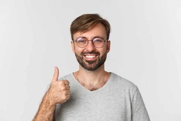 Sakallı Gözlüklü Sıradan Tişörtlü Gülümseyen Onay Veren Ürün Öneren Beyaz — Stok fotoğraf