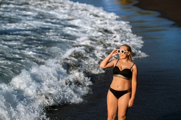Una Chica Traje Baño Negro Camina Por Playa Isla Tenerife —  Fotos de Stock