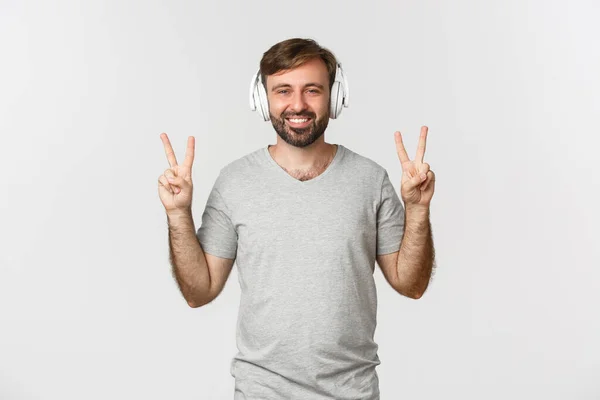 Imagen Del Hombre Caucásico Feliz Camiseta Gris Escuchando Música Auriculares — Foto de Stock