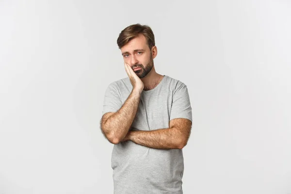 Retrato Homem Barbudo Triste Entediado Camiseta Cinza Inclinado Palma Mão — Fotografia de Stock