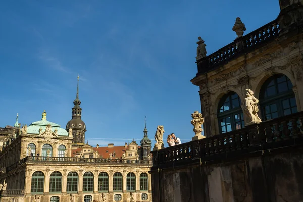 Una Pareja Enamorada Paseo Bodas Famoso Palacio Barroco Zwinger Dresde — Foto de Stock